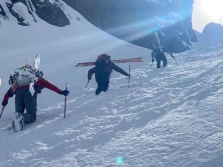 Coulior Camp Skiers Sierra Nevada